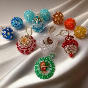 12 Vtg Acrylic Beaded Christmas Ornaments Diorama‎ With Figures Kitschy Pushpin
